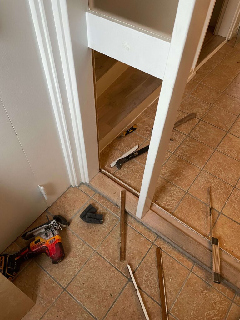 Værktøj og træarbejde under renovering af dørkarm