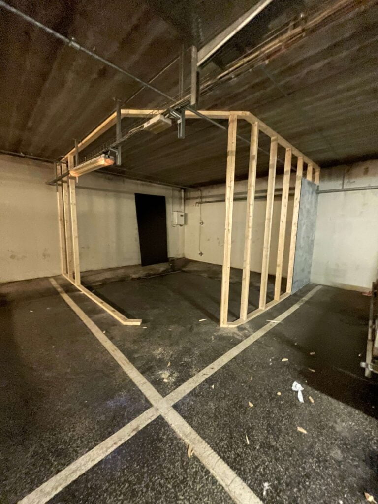 Trækonstruktion under opbygning i parkeringskælder