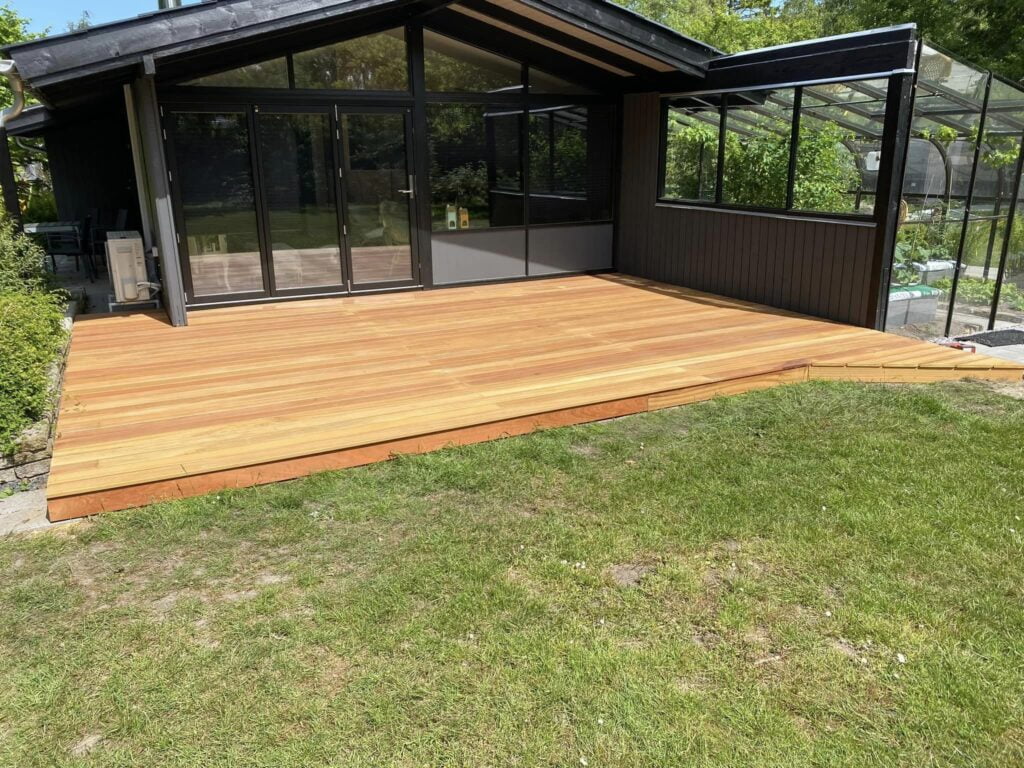 Ny træterrasse foran moderne hus