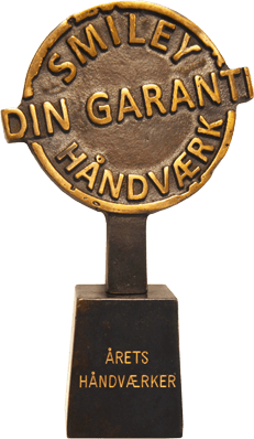 Pris for Årets Håndværker med Smiley Din Garanti logo